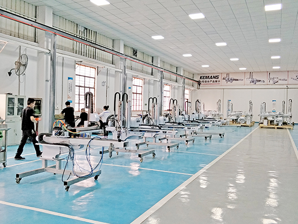 五軸機(jī)械手車間